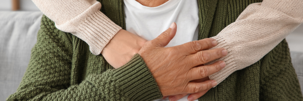 Jeune qui à la main sur le  cœur de son ainé.